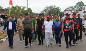 Bupati Merauke, Romanus Mbaraka bersama Muspida dan masyarakat saat ikut jalan santai – Surya Papua/IST