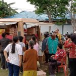 Masyarakat memadati pasar murah yang digelar Pemkab Merauke – Surya Papua/Frans Kobun