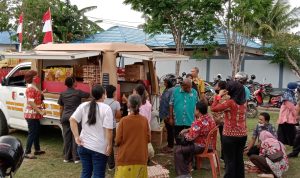 Masyarakat memadati pasar murah yang digelar Pemkab Merauke – Surya Papua/Frans Kobun
