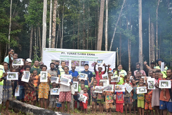 Puluhan masyarakat sedang foto bersama – Surya Papua/IST