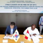 Bupati Merauke, Romanus Mbaraka dengan President Director PT BIA, Hyun, Chang Seop sedang tandatangan kerjasama – Surya Papua/IST