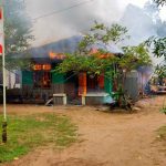 Rumah milik Supoyo yang sedang dilalap jago merah tadi pagi – Surya Papua/IST
