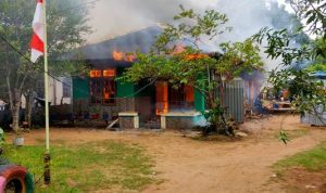 Rumah milik Supoyo yang sedang dilalap jago merah tadi pagi – Surya Papua/IST