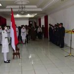 Bupati Merauke, Romanus Mbaraka sedang mengukuhkan 32 angota Paskibra – Surya Papua/IST