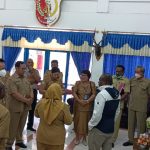 Bupati Merauke, Romanus Mbaraka saat berdiskusi dengan sejumlah kepala dinas – Surya Papua/Frans Kobun