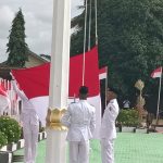 Pengibaran Bendera Merah Putih oleh anggota Paskibra – Surya Papua/Frans Kobun