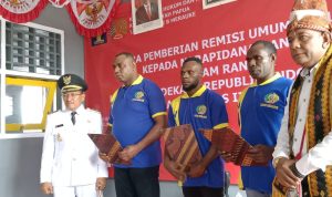 Wakil Bupati Merauke, H, Riduwan bersama Kalapas dan warga binaan foto bersama usai menerima remisi - Surya Papua/Yulianus Bwariat