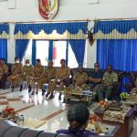 Bupati Merauke, Romanus Mbaraka sedang pertemuan bersama para kepala dinas – Surya Papua/Frans Kobun