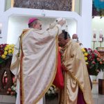 Duta Besar Vatikan untuk Indonesia, Mgr Piero Pioppo mengenakan Palium kepada Uskup Agung Merauke, Mgr. Petrus Canisius Mandagi, MSC – Surya Papua/Frans Kobun