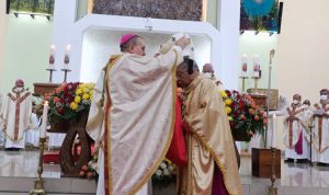 Duta Besar Vatikan untuk Indonesia, Mgr Piero Pioppo mengenakan Palium kepada Uskup Agung Merauke, Mgr. Petrus Canisius Mandagi, MSC – Surya Papua/Frans Kobun