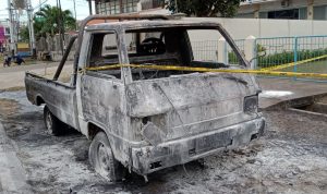 Mobil pikap yang terbakar di Jalan Ahmad Yani – Surya Papua/Yulianus Bwariat