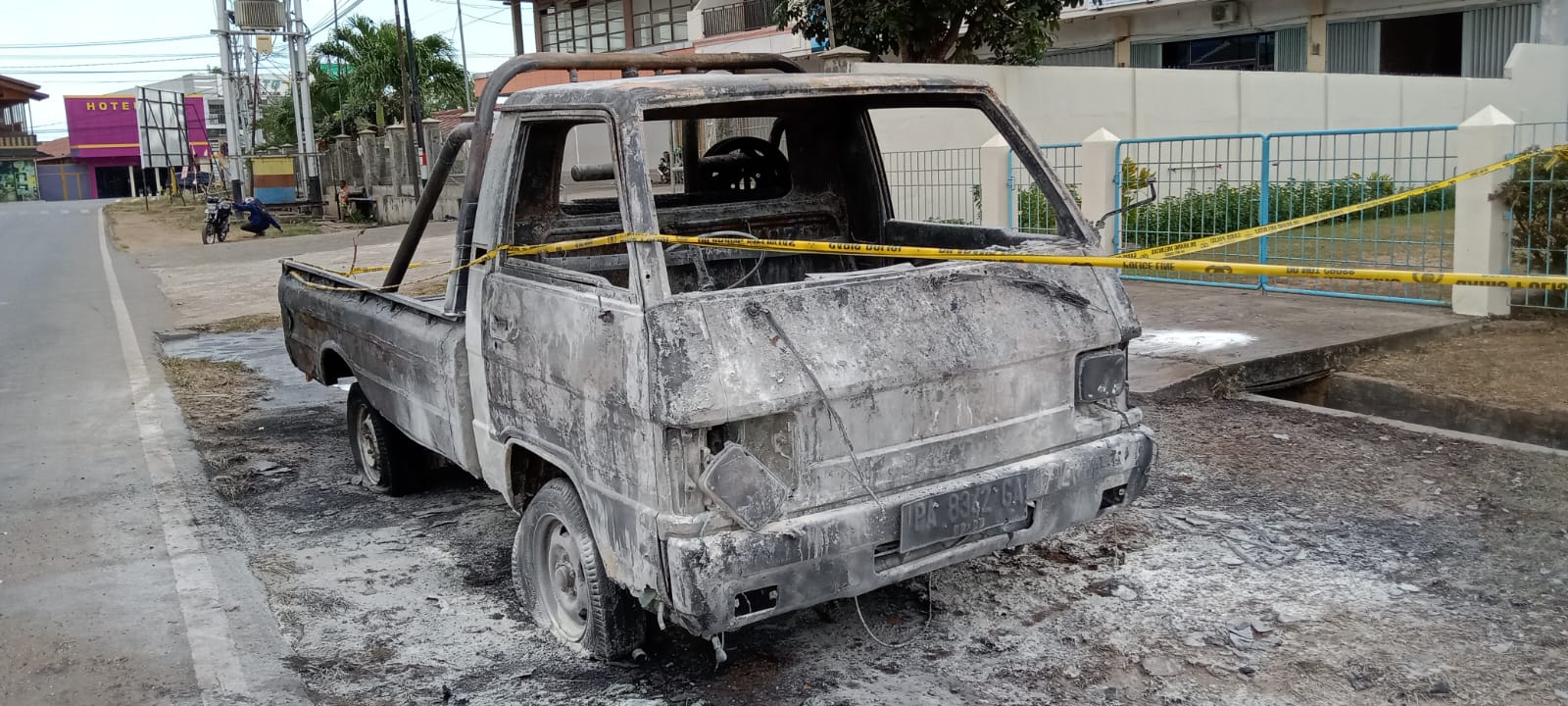 Mobil pikap yang terbakar di Jalan Ahmad Yani – Surya Papua/Yulianus Bwariat