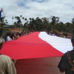 Bendera Merah Putih yang dibentangkan di PLBN Yetetkum, Kabupaten Boven Digoel – Surya Papua/IST