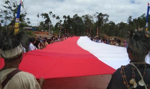 Bendera Merah Putih yang dibentangkan di PLBN Yetetkum, Kabupaten Boven Digoel – Surya Papua/IST