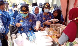 Pasar murah yang dilaksanakan di halaman Kantor Bupati Merauke – Surya Papua/Frans Kobun