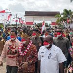 Mendagri, Tito Karnavian saat didampingi Bupati Merauke, Romanus Mbaraka memasuki area halaman kantor bupati – Surya Papua/Frans Kobun