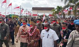 Mendagri, Tito Karnavian saat didampingi Bupati Merauke, Romanus Mbaraka memasuki area halaman kantor bupati – Surya Papua/Frans Kobun