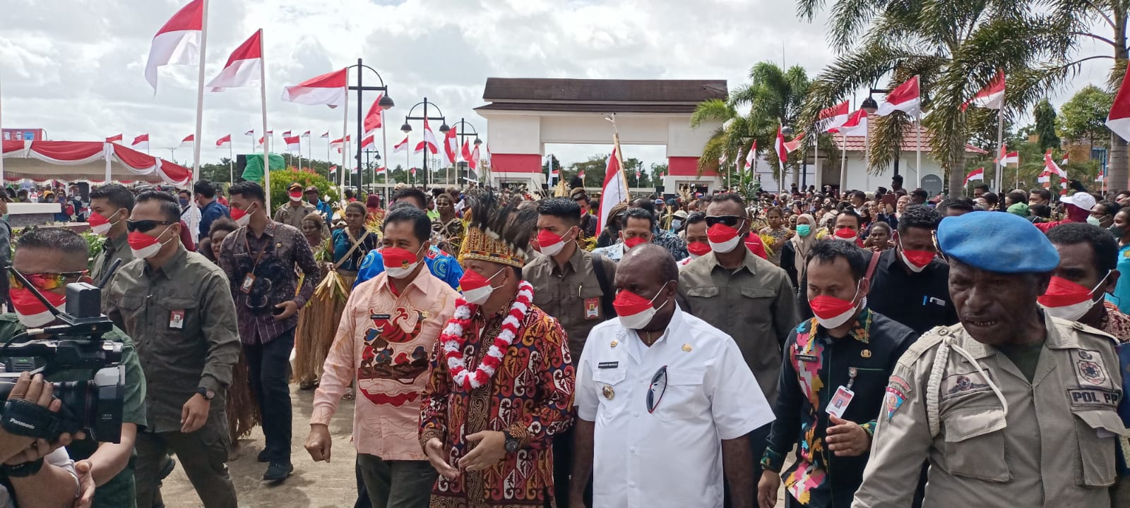 Mendagri, Tito Karnavian saat didampingi Bupati Merauke, Romanus Mbaraka memasuki area halaman kantor bupati – Surya Papua/Frans Kobun