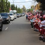 Anak-anak yang memadati trotoar di sepanjang Jalan Raya Mandala – Surya Papua/Frans Kobun
