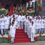 Bupati Merauke, Romanus Mbaraka didampingi Wakil Bupati, H. Riduwan foto bersama anggota Paskibra