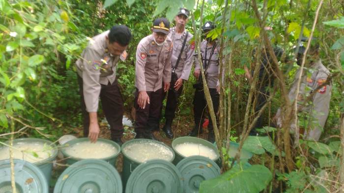 Sagero dalam kemasan ember yang disembunyikan di belakang rumah – Surya Papua/IST
