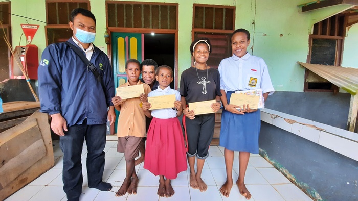 Pelajar SMP yang juga mendapatkan bantuan beasiswa dari TSE Group – Surya Papua/IST