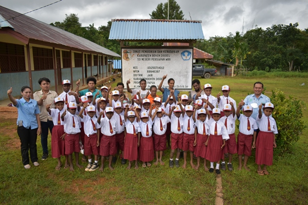 Foto bersama siswa-siswi SDN Persiapan Miri – Surya Papua/IST