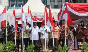 Sekda Provinsi Papua, M. Ridwan Rumasukun (kedua dari kanan) ikut menancapkan Bendera Merah Putih bersama Mendagri, Tito Karnavian – Surya Papua/Frans Kobun