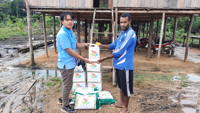 Bantuan sembako kepada masyarakat pemilik ulayat – Surya Papua/IST