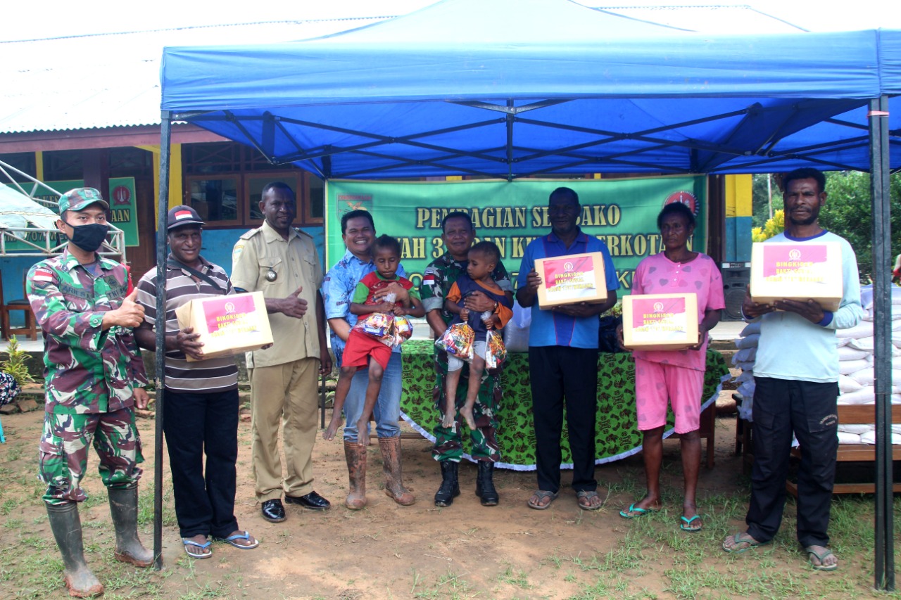 Foto bersama dengan pemilik ulayat usai menerima bantuan sembako – Surya Papua/IST