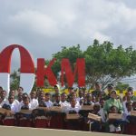Komandan Korem 174/Anim Ti Waninggap, Brigjen TNI E. Reza Pahlevi foto bersama anak-anak usai menerima bantuan – Surya Papua/IST