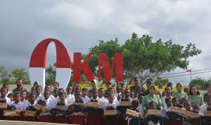 Komandan Korem 174/Anim Ti Waninggap, Brigjen TNI E. Reza Pahlevi foto bersama anak-anak usai menerima bantuan – Surya Papua/IST