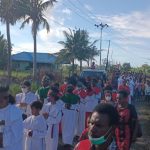 Perarakan oleh umat Katolik menuju Gereja Katolik Santa Theresia Buti pada peringatan masuknya Gereja Katolik di Papua Selatan – Surya Papua/Frans Kobun