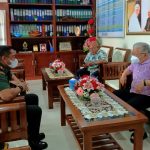Uskup Agung Merauke, Mgr. Petrus Canisius Mandagi, MSC sedang berdiskusi dengan Dandim 1707 Merauke – Surya Papua/IST