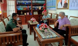 Uskup Agung Merauke, Mgr. Petrus Canisius Mandagi, MSC sedang berdiskusi dengan Dandim 1707 Merauke – Surya Papua/IST