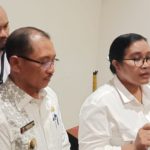 Kepala Badan Pengelola Perbatasan dan Kerjasama Luar Negeri Provinsi Papua, Susana Wanggai didampingi Wakil Bupati Merauke, H.Riduwan berikan keterangan pers – Surya Papua/Frans Kobun
