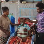 Mama Petronela yang dirawat di salah satu tenda di halaman RSUD Merauke – Surya Papua/Frans Kobun