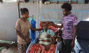 Mama Petronela yang dirawat di salah satu tenda di halaman RSUD Merauke – Surya Papua/Frans Kobun