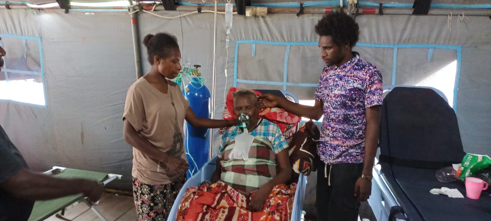 Mama Petronela yang dirawat di salah satu tenda di halaman RSUD Merauke – Surya Papua/Frans Kobun