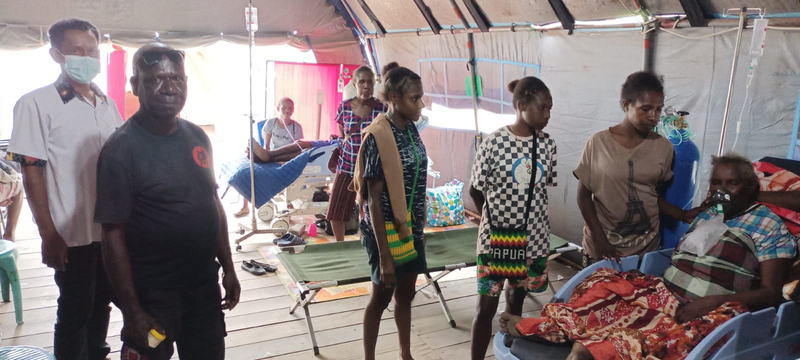 Suasana dalam tenda saat keluarga pasien yang sempat melancarkan aksi protes kepada tenaga medis – Surya Papua/Frans Kobun