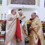 Uskup Agung Merauke, Mgr Petrus Canisius Mandagi, MSC sedang menerima Pallium yang diserahkan Duta Vatikan Untuk Indonesia, Mgr. Piero Pioppo atas nama Paus Fransiskus – Surya Papua/Frans Kobun
