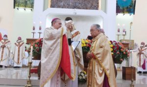 Uskup Agung Merauke, Mgr Petrus Canisius Mandagi, MSC sedang menerima Pallium yang diserahkan Duta Vatikan Untuk Indonesia, Mgr. Piero Pioppo atas nama Paus Fransiskus – Surya Papua/Frans Kobun