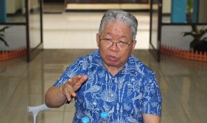 Uskup Agung Merauke, Mgr. Petrus Canisius Mandagi sedang berikan keterangan pers – Surya Papua/Frans Kobun