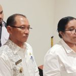 Sejumlah wartawan sedang melakukan wawancara dengan Kepala Badan Pengelola Perbatasan dan Kerjasama Luar Negeri Provinsi Papua, Susana Wanggai yang didampingi Wakil Bupati Merauke, H. Riduwan – Surya Papua/Frans Kobun
