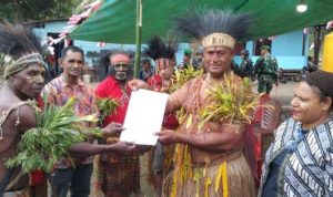 Perwakilan marga Maywa sedang serahkan dokumen kepemilikan tanahnya – Surya Papua/IST