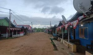 Barak atau wisma di LOkalissai Yobar yang telah dipasang Bendera Merah Putih – Surya Papua/IST