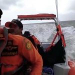 Tim dari Basarnas yang melakukan pencarian di perairan Kondo setelah lima korban mengalami musibah akibat speedboat terbalik – Surya Papua/IST