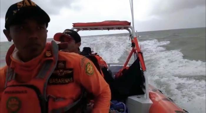 Tim dari Basarnas yang melakukan pencarian di perairan Kondo setelah lima korban mengalami musibah akibat speedboat terbalik – Surya Papua/IST