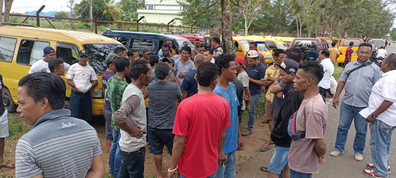 Para sopir masih berkumpul di belakang RRI, jalan Marthadinata – Surya Papua/Frans Kobun