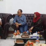 Menlu RI, Retno Marsudi saat berdialog bersama Wakil Bupati Merauke, H. Riduwan, Wakil Ketua I DPRD, Hj. Marotus Solokah serta Kapolres Merauke di VIP Bandara Mopah – Surya Papua/IST